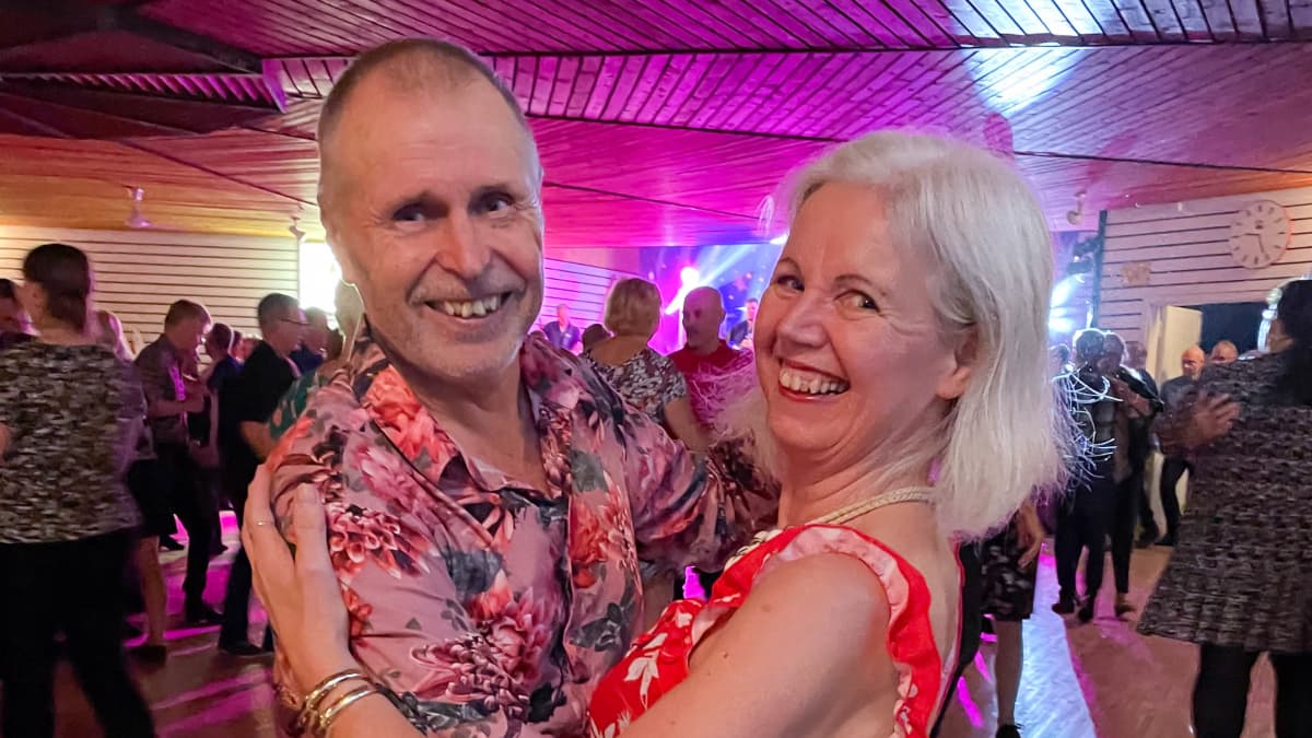 Mervi Suurnäkki ja Urpo Leinonen tanssiposeerauksessa Hangan lavalla.