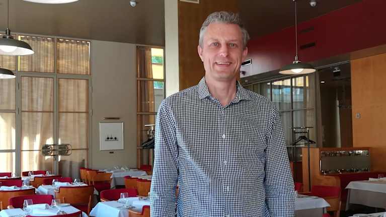 Rikard Korkman står i Glaspalatsets restaurang.