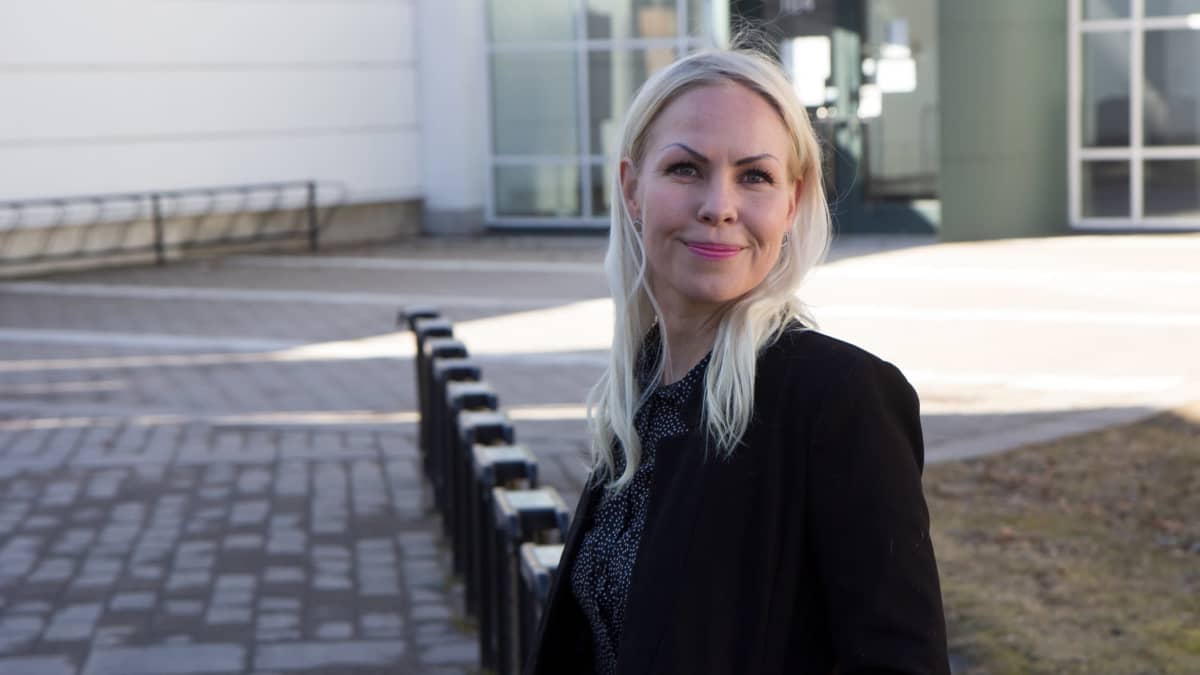 Vaasan yliopiston julkisoikeuden apulaisprofessori Niina Mäntylä hymyilee yliopiston pihalla