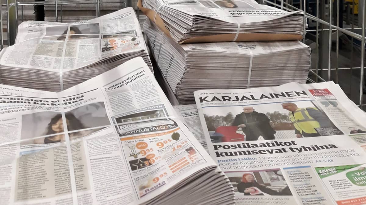 Sanomalehti Karjalaisia on nipussa rullakossa.