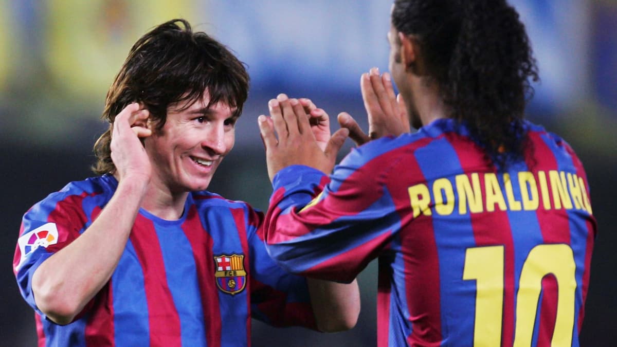 Lionel Messi (vas.) ja Ronaldinho tuulettivat Barcelonan maalia liigaottelussa vuonna 2005. 