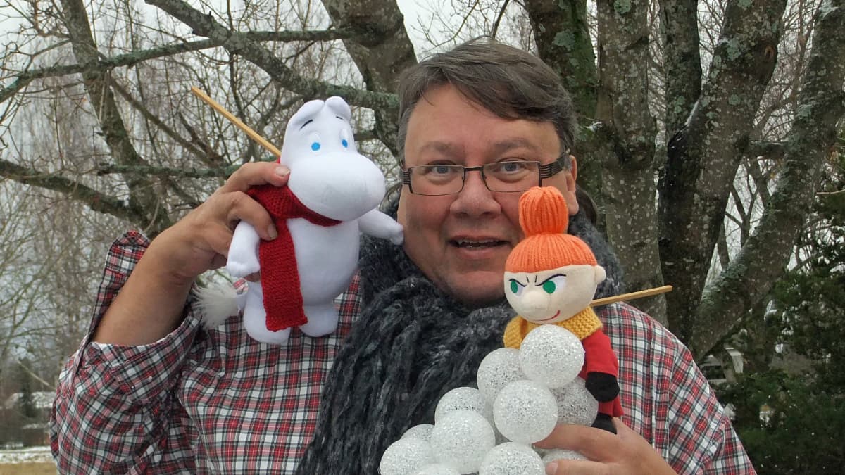 Juha Laukkanen käsissään muumi-nukkeja.