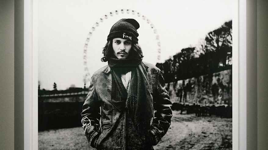 Valokuva henkilöstä Galerian seinällä.