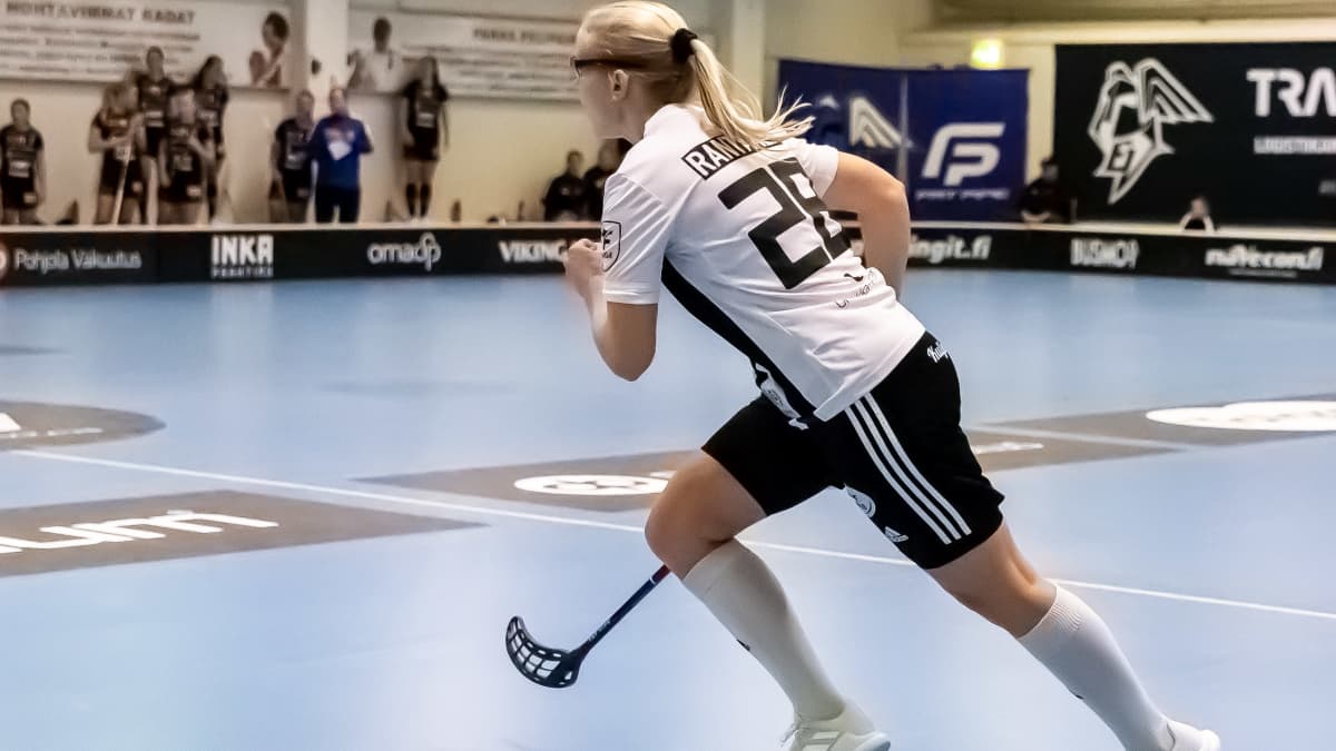 TPS:n Laura Rantanen vauhdissa EräViikinkiä vastaan Mosahallissa käydyssä salibandypelissä su 7. marraskuuta 2021.