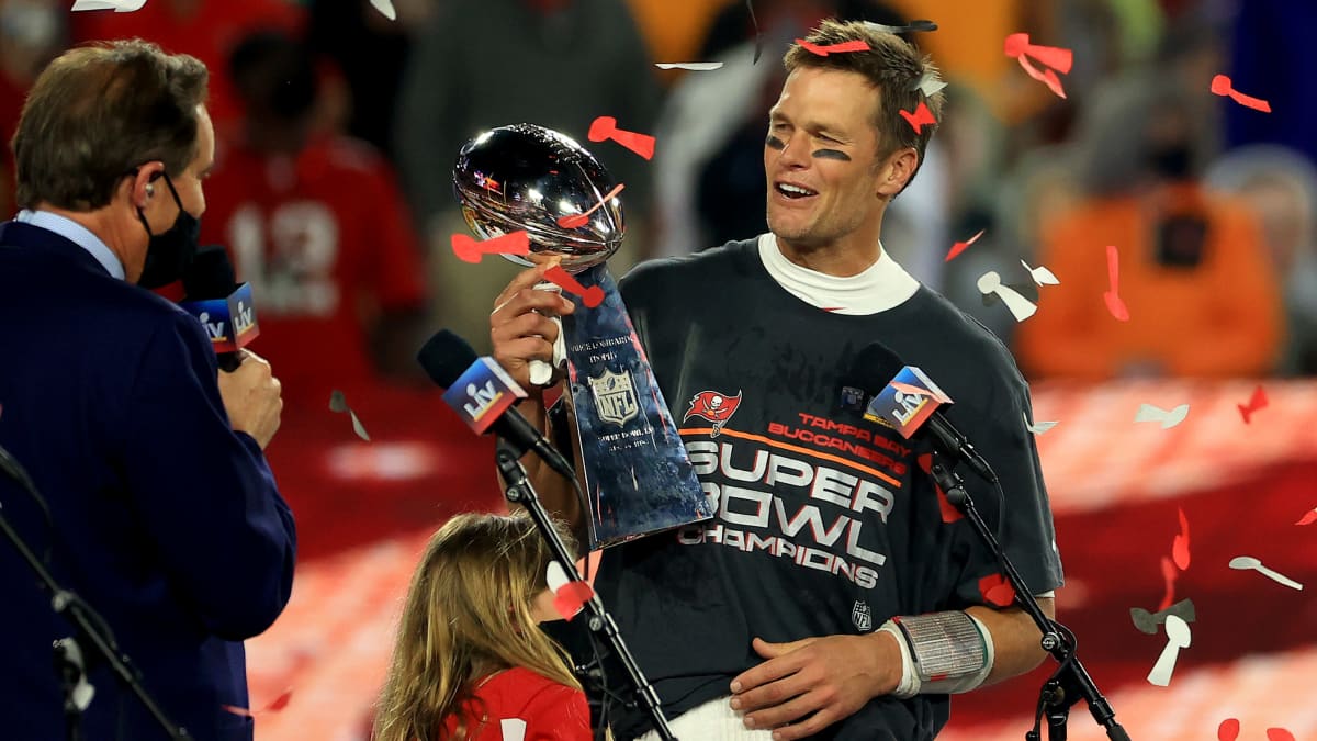 Tom Brady ja Super Bowlin voittopokaali.
