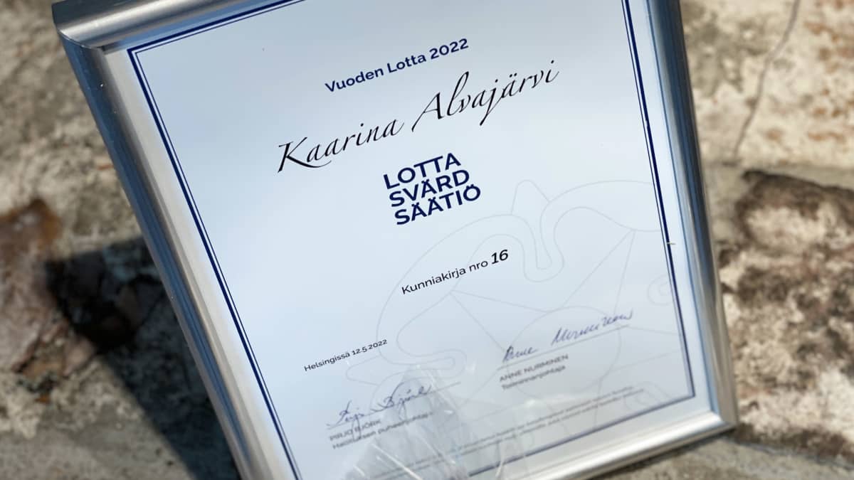 Kunniakirja, jossa kerrotaan, että Vuoden Lotta 2022 on Kaarina Alvajärvi.