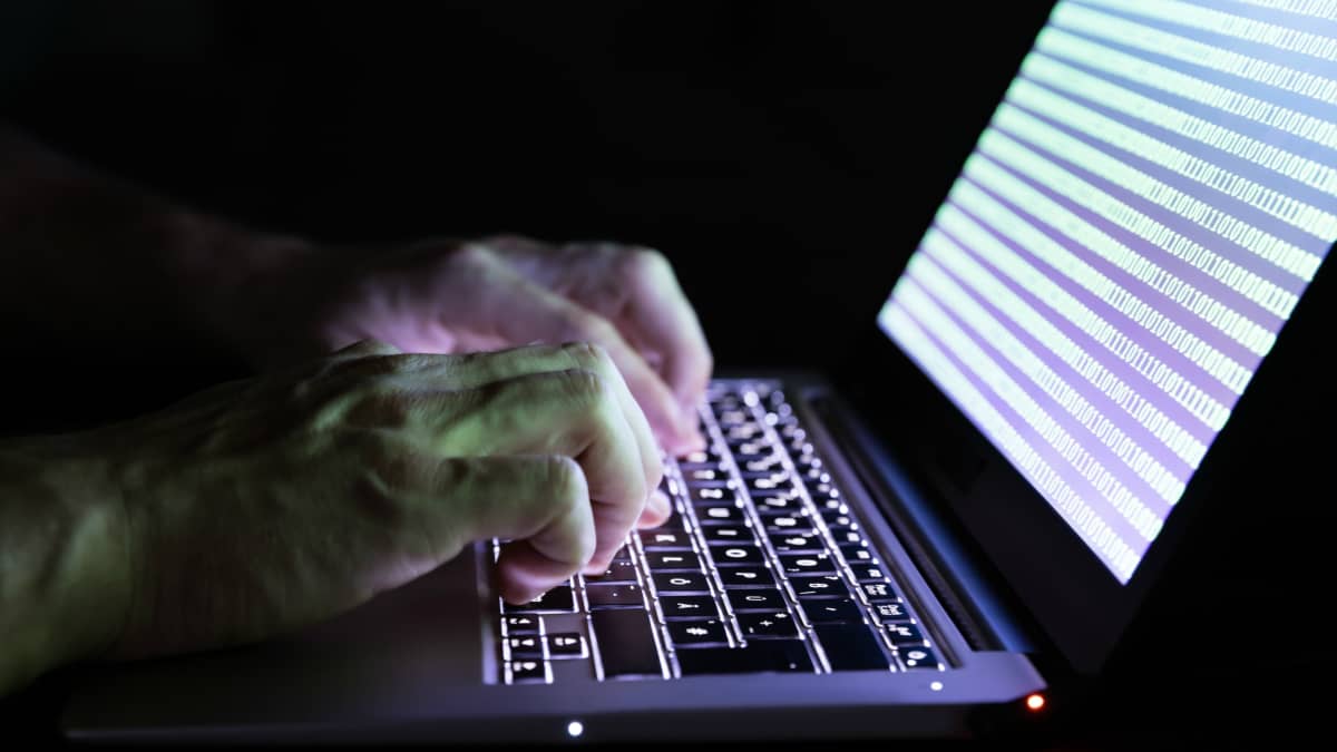 Bild på en laptop med händer på tangentbordet