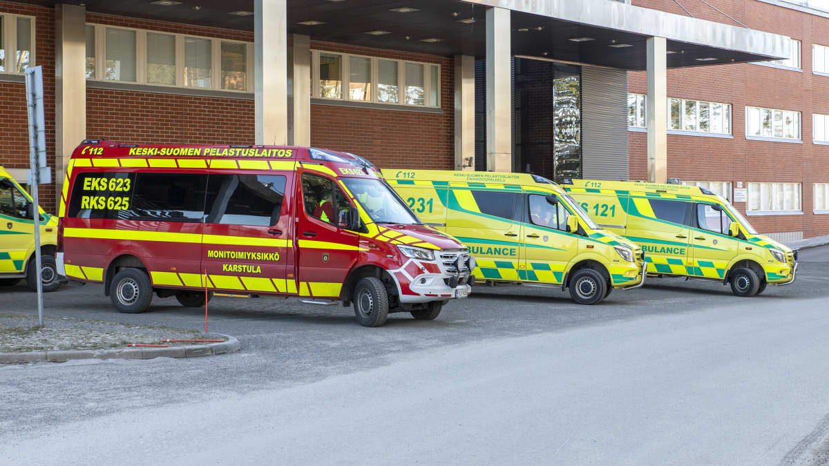 Ambulansseja rivissä Keski-Suomen keskussairaalan ensiavun edessä.