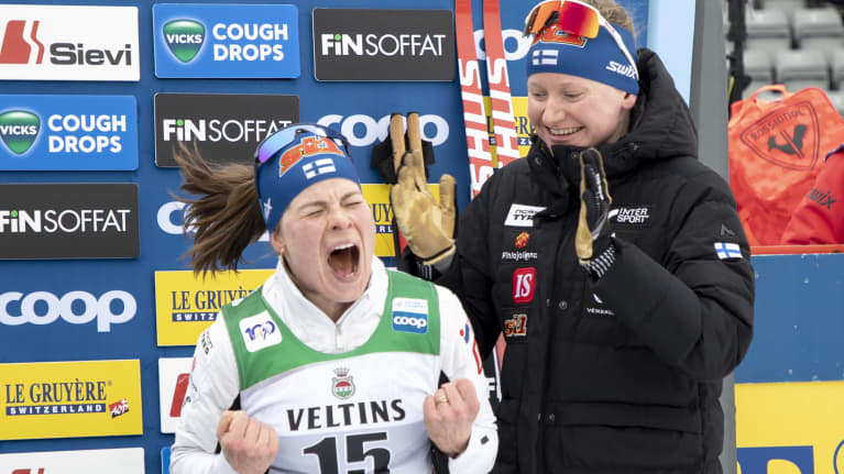 Krista Pärmäkoski tuulettaa voittoa Lahdessa 2.3.2024. Johanna Matintalo täydensi suomalaispanosta viidennelle sijallaan, kun Kerttu Niskanen oli kolmas.