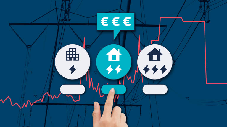 Käsi, joka valitsee pientalon esimerkkilaskelman sähkön hintalaskurissa.