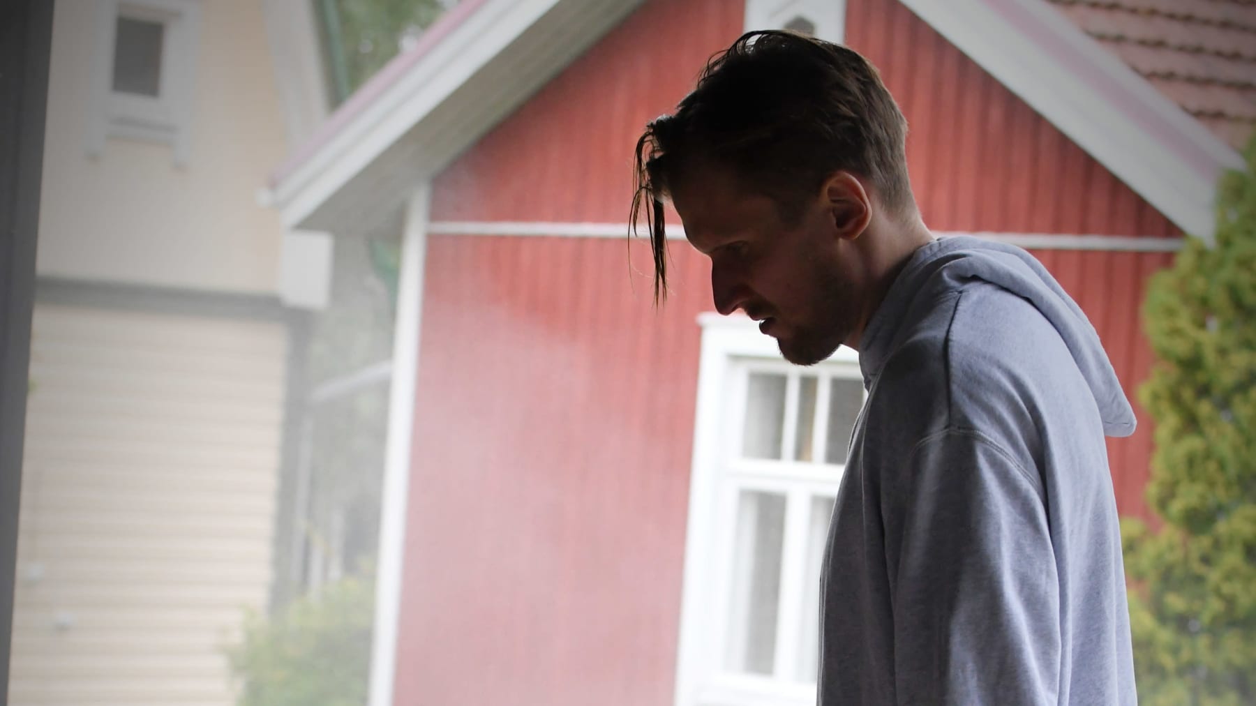 Niko Hovinen tvättar terrassen.
