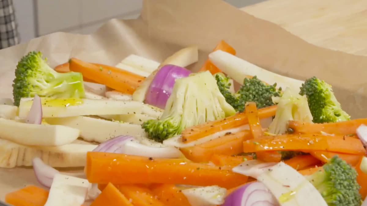 Tuoretta porkkanaa, sipulia, parsakaalta ja palsternakkaa uunipellillä.