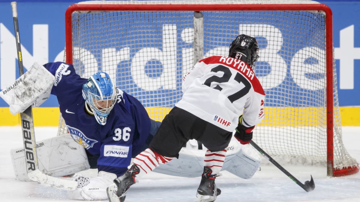 Remi Koyama ohittaa Anni Keisalan ja Japani voitti sijoitusottelun Naisleijonia vastaan MM-kisojen sijoitusottelussa Frederikshavnissa 4.9.2022.