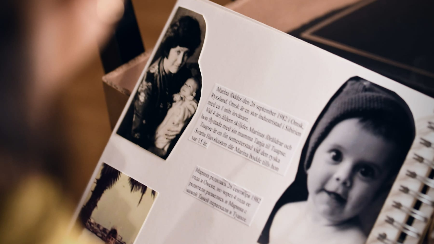 Marina Donner tittar i gamla fotoalbum.