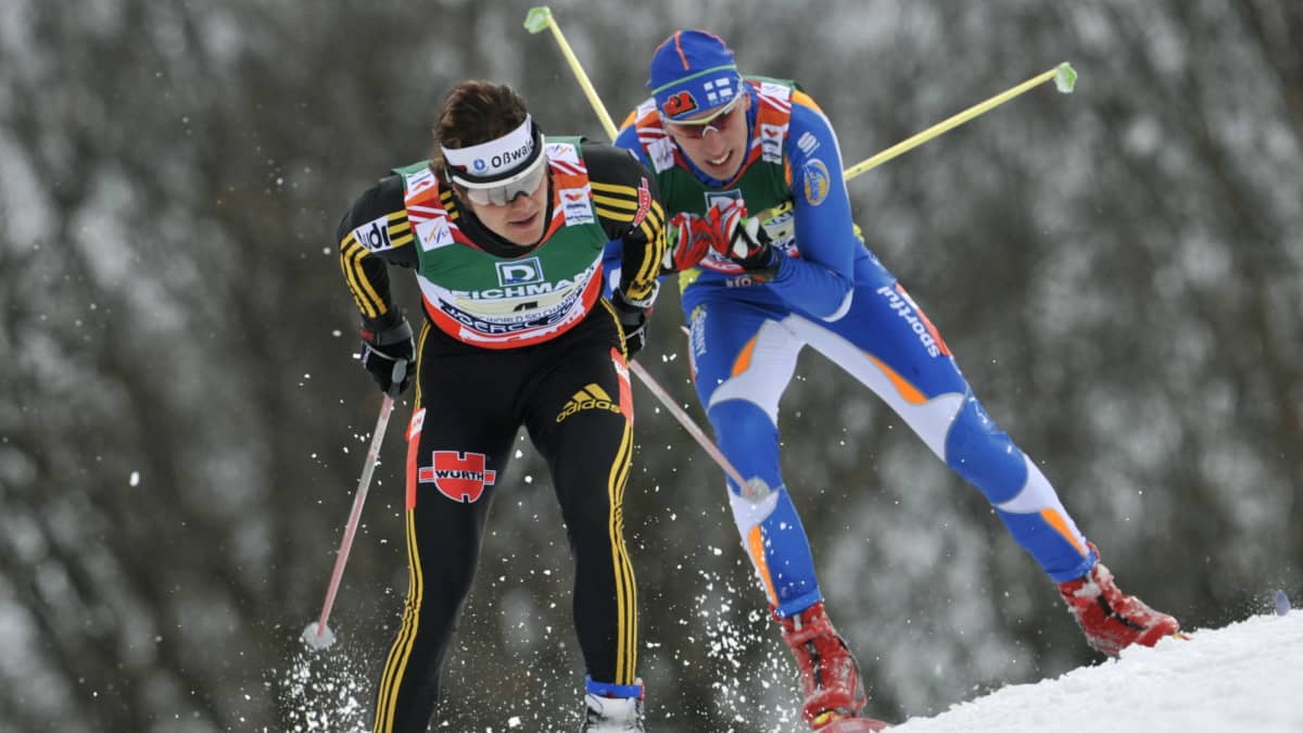 Teemu Kattilakoski (oikealla) ja Saksan Franz Göring Liberecin viestin kolmannella osuudella.