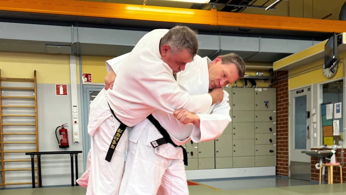 Mikkelin Judon Jussi Kokkolaa valmistautuu heittämään Jari Hämäläisen tatamiin.