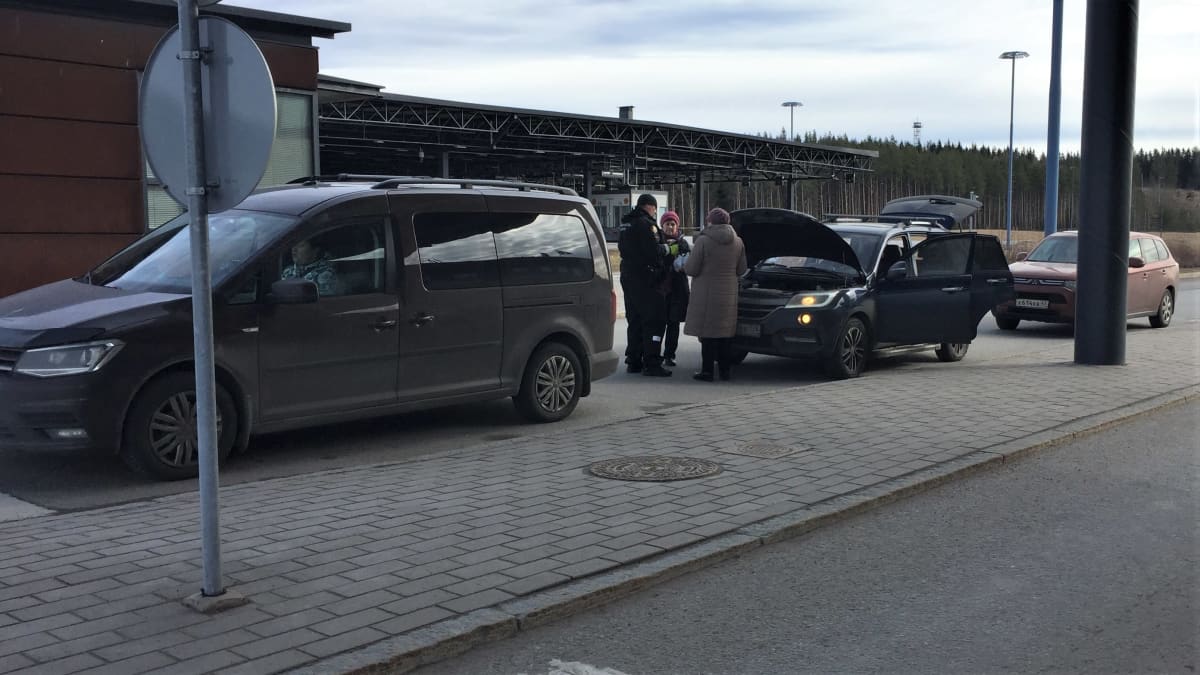 Venäläisiä ihmisiä rajatarkastuksessa Imatran rajanylityspaikalla 17.3.2020.