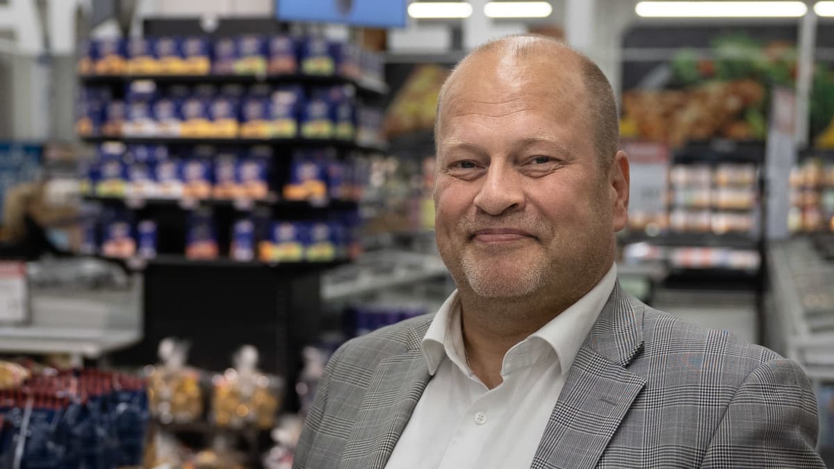Harri Hellman, valikoimajohtaja, Kesko. Esittelee K-Citymarket säilykeosastoa.