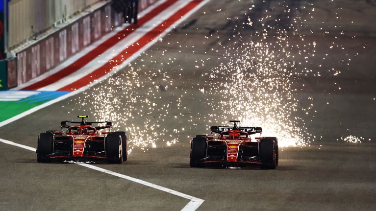 Ferrarin Carlos Sainz ja Charles Leclerc ajavat vierekkäin Bahrainin osakilpailussa 2024, ja autoista lentää kipinöitä.