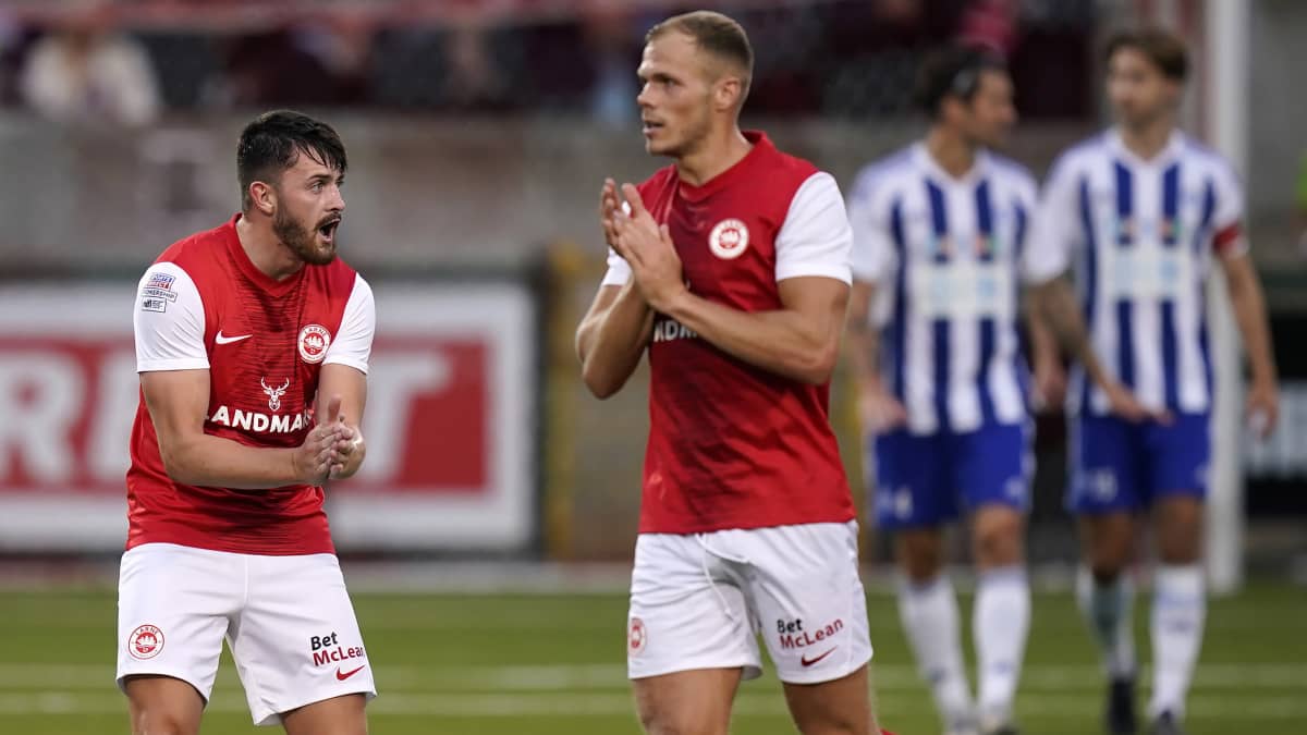 Lee Bonis juhlii maaliaan HJK:n verkkoon.