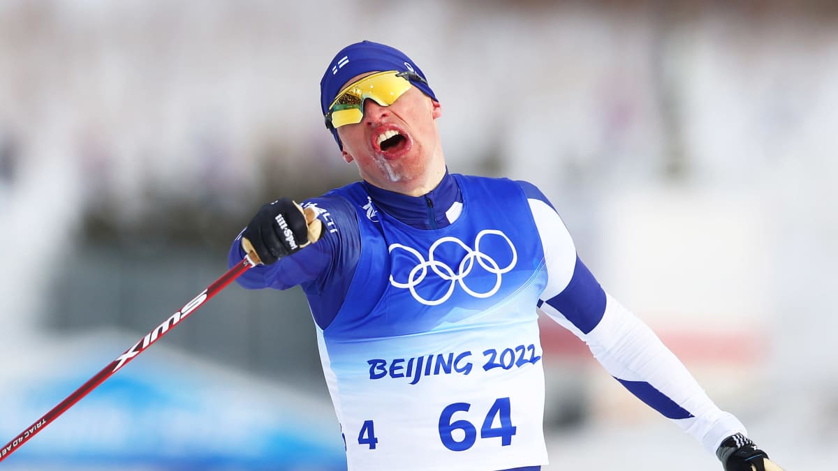 Iivo Niskanen tuuletti maaliviivalla Pekingin olympialaisissa 11.2.2022.