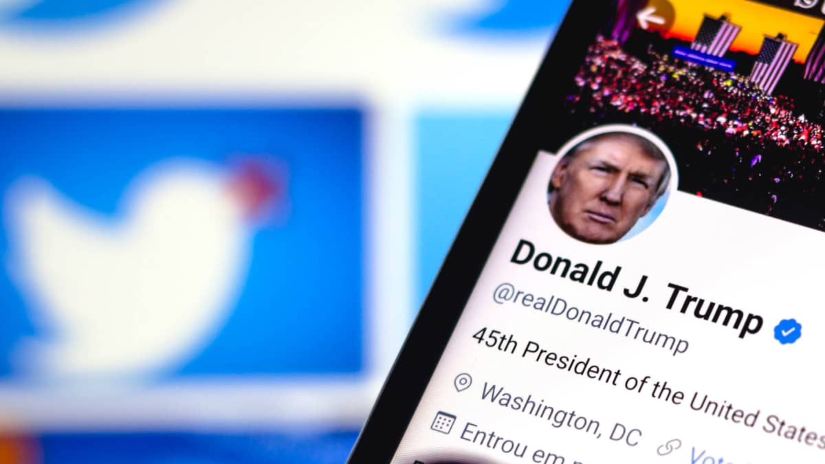 Donald Trumpin Twitter-tili etualalla, taustalla useita Twitterin logoja.
