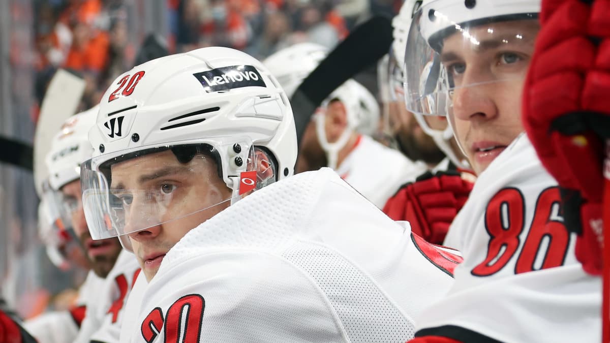 Sebastian Aho ja Teuvo Teräväinen katsovat peliä vaihtopenkillä.