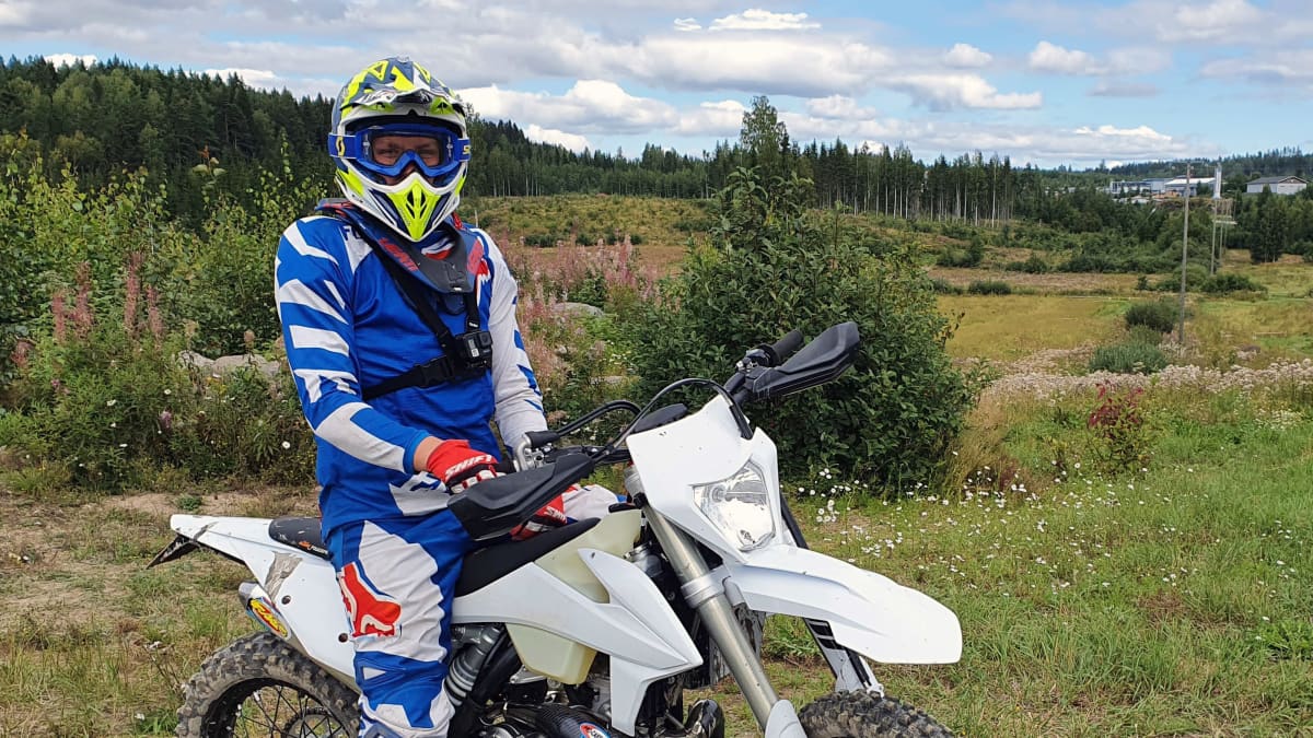 Jonne Halttunen enduropyöränsä selässä.