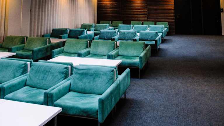 Large fauteuil turquoise en rangées. 