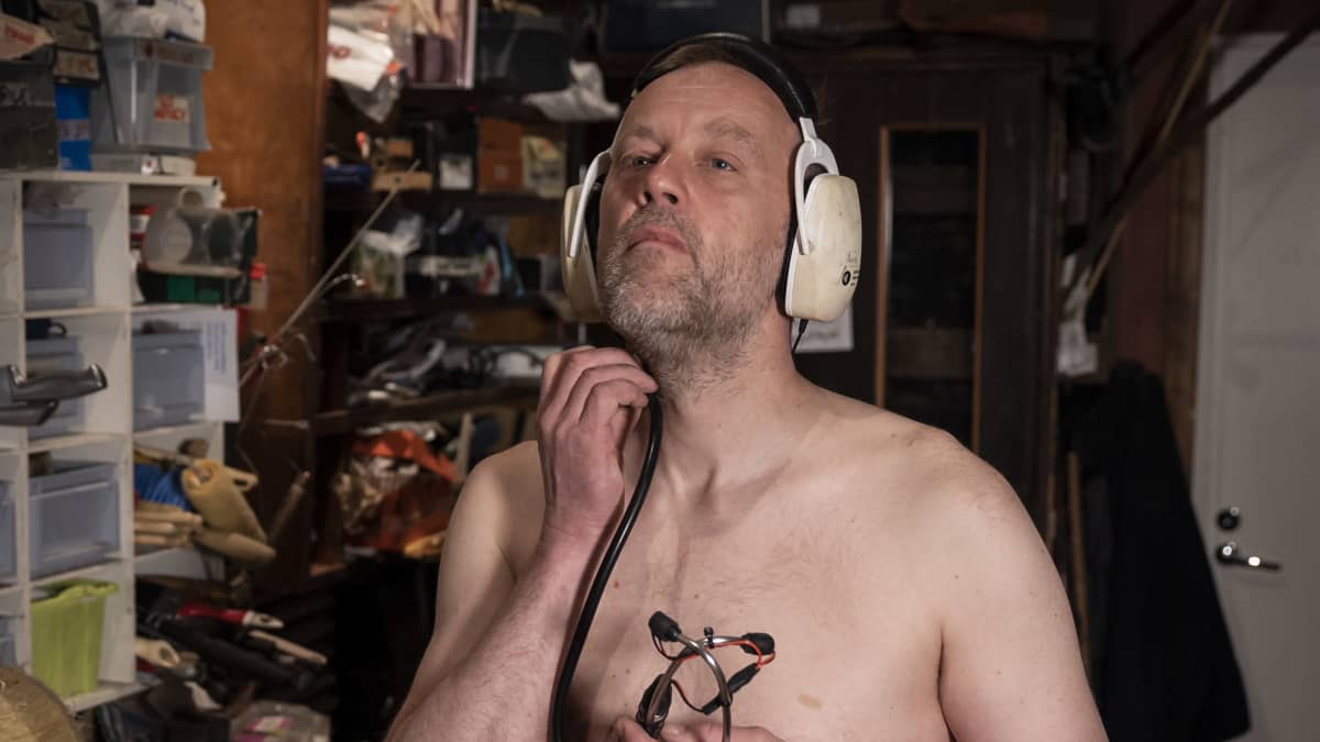 Heikko Kossi äänittää verenkiertoaan stetoskoopin avulla studiossa. 