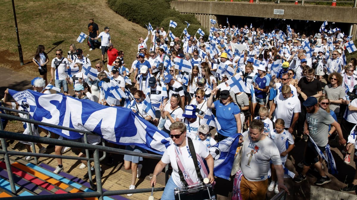 Suomen kannattajat marssivat stadionille.
