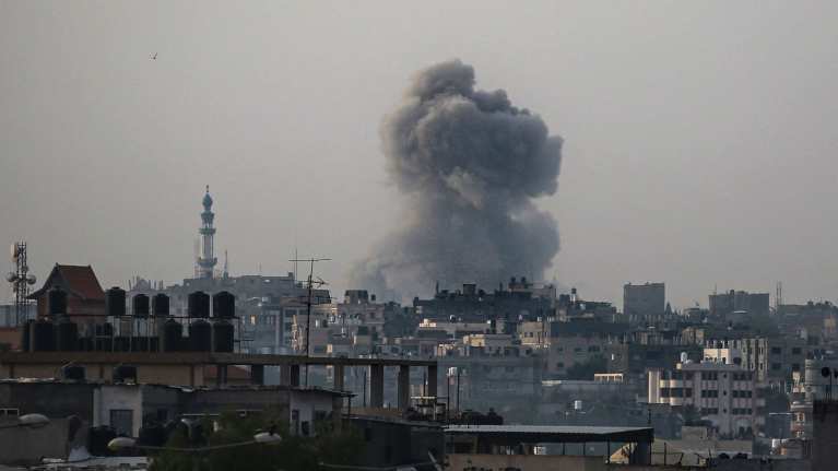 Pommituksen aiheuttama savupilvi Itä-Rafahin yllä Gazan kaistaleella.