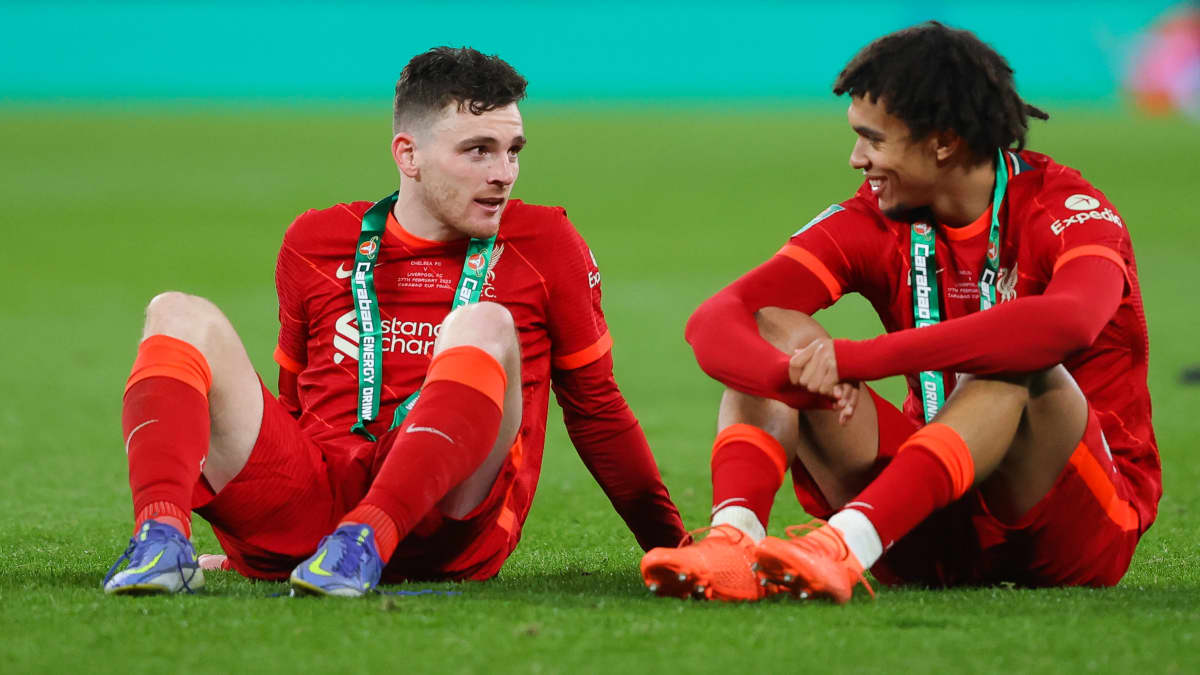 Trent Alexander-Arnold ja Andrew Robertson juttelevat kentällä istuen FA Cupin voiton jälkeen.