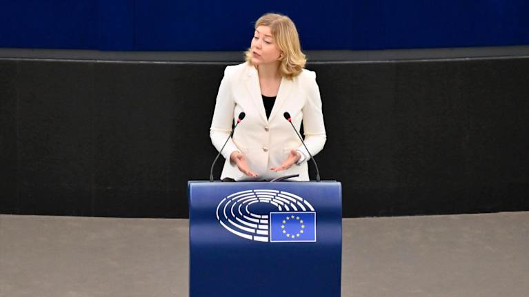 Henna Virkkunen puhuu EU:ssa Brysselissä. Kuva: AOP