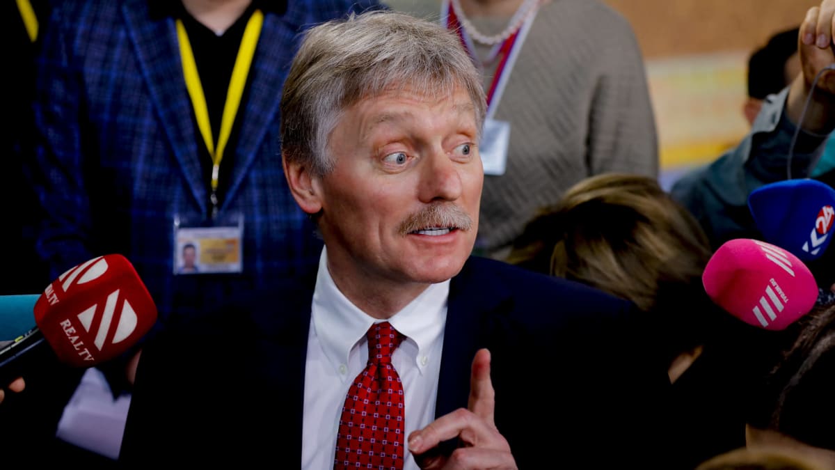 Dmitry Peskov puhuu lehdistölle Vladimir Putinin vuotuisessa pressitilaisuudessa.