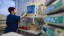 Sairaanhoitaja Tiia Virta syöttää potilastietoja koneeseen