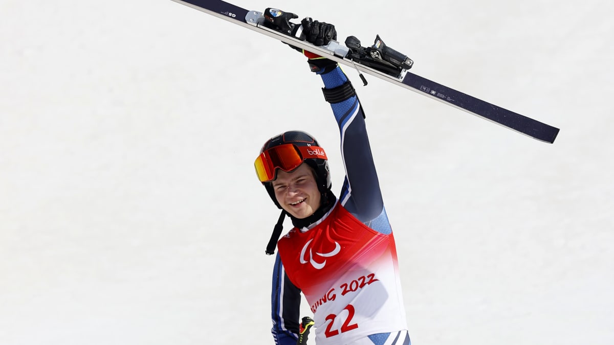Santeri Kiiveri juhlii paralympialaisten kultamitalia.