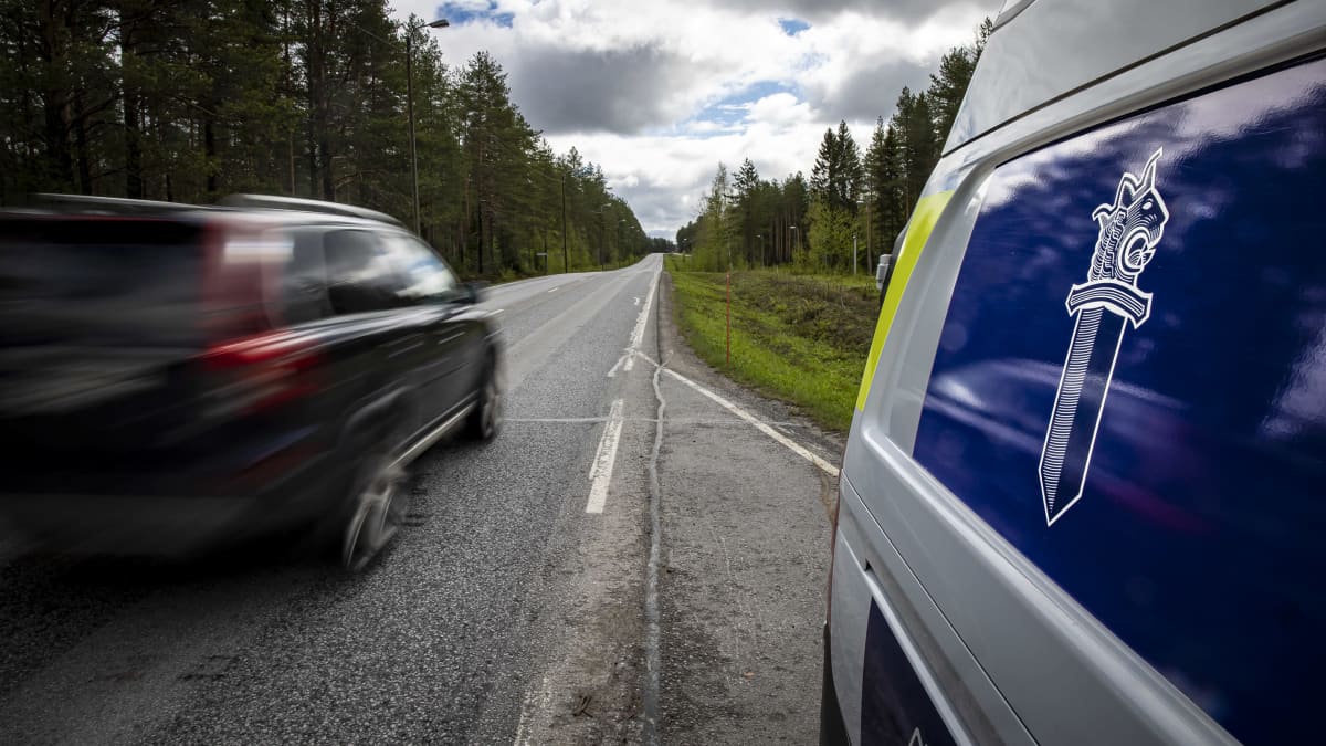 Poliisin auto tien reunassa