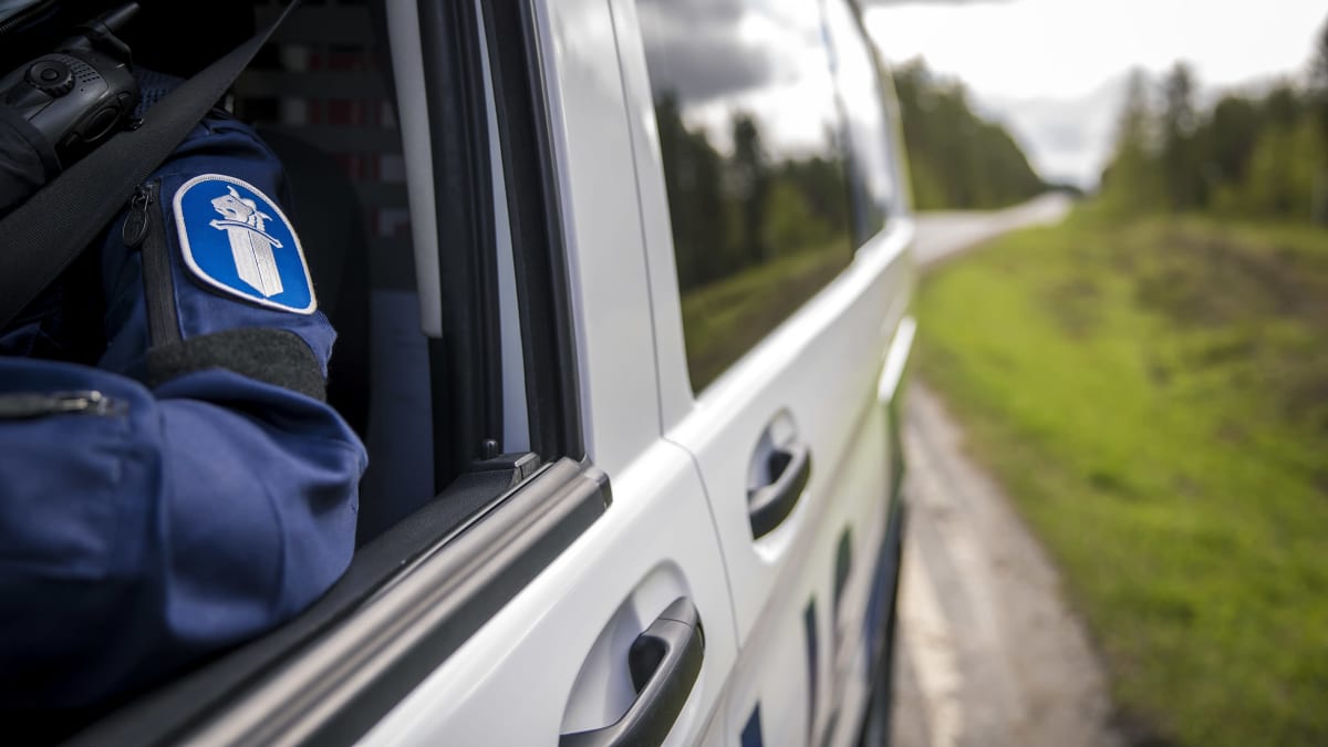 Poliisin auto tien reunassa