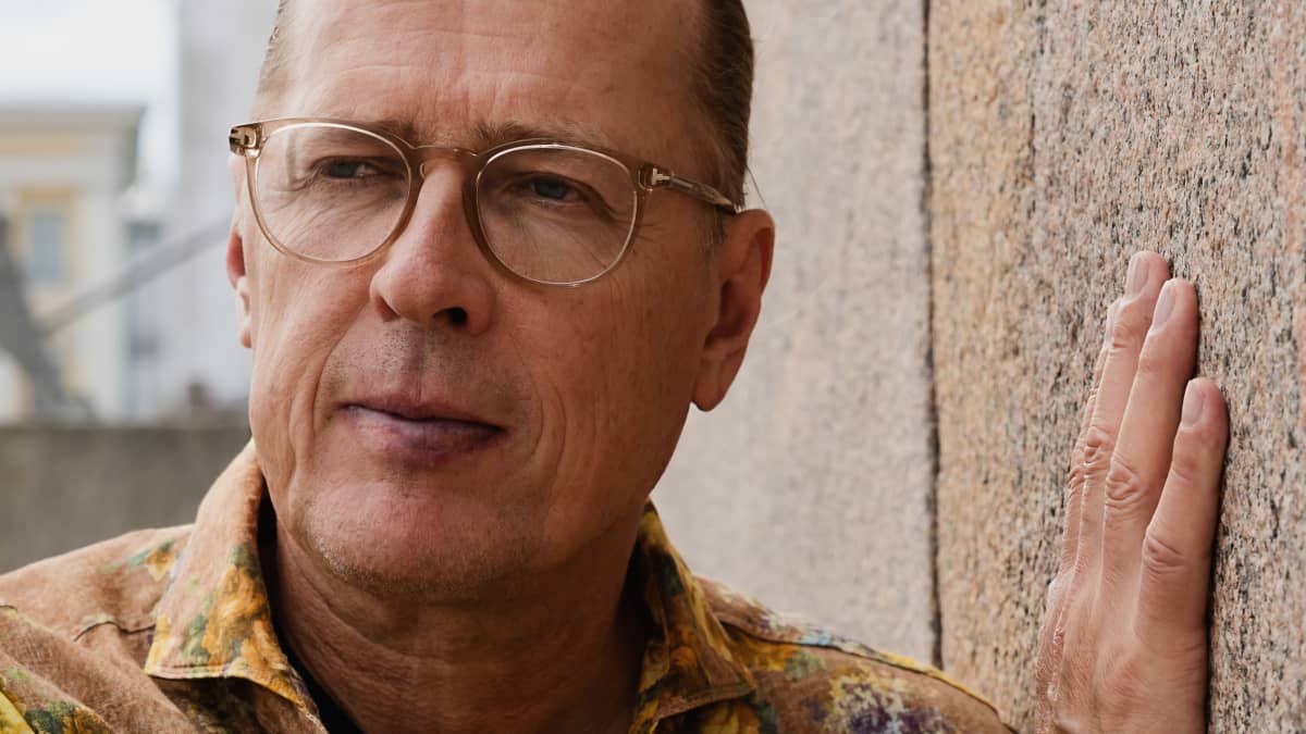 Ismo-Pekka Heikinheimo kuvattuna vasten Helsingin tuomiokirkon muuria.