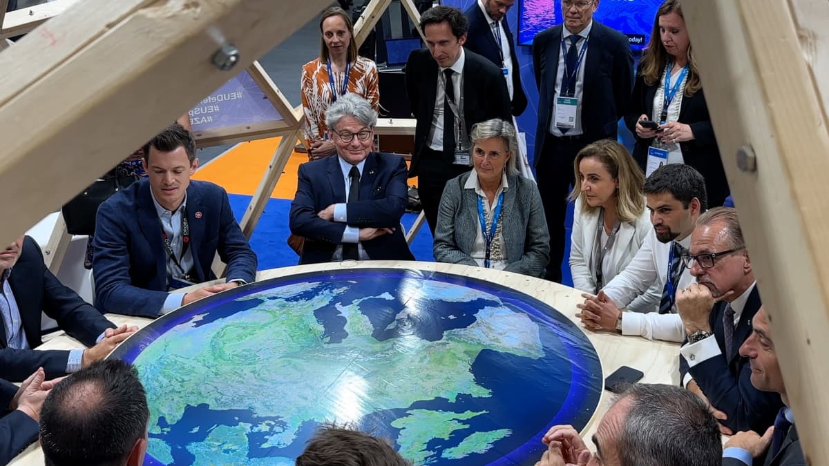 EU:n teollisuuskomissaari Thierry Breton keskustelee ilmailu- ja avaruusalan edustajien kanssa.