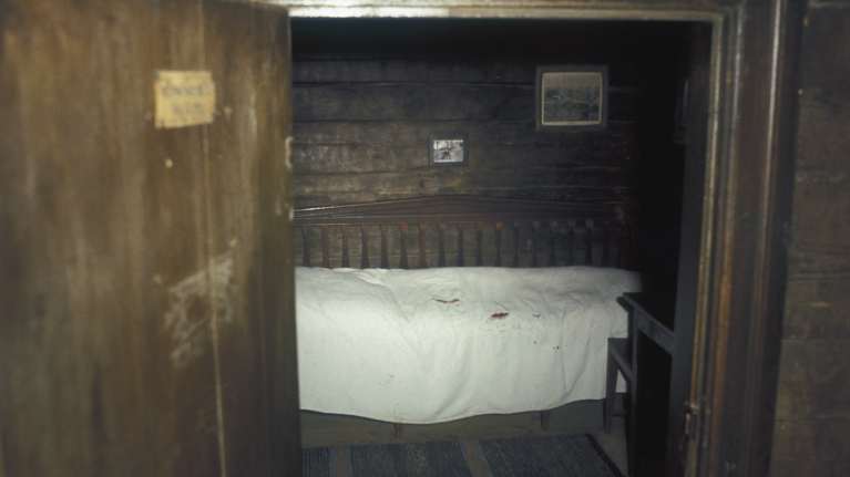 Aleksis Kivi dog i den här sängen i den lilla stugan i Tusby.