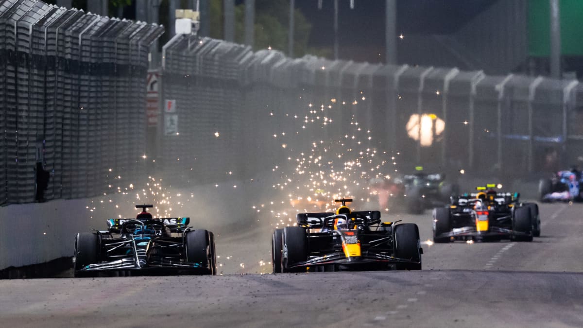 George Russelin ja Max Verstappenin formula-autot rinnakkain vauhdissa.