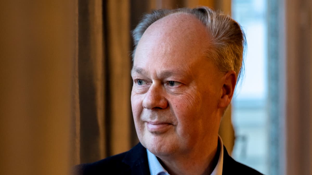 Aluetutkija Timo Aro, Porin kaupunginhallituksen jäsen katselee ikkunasta ulos.