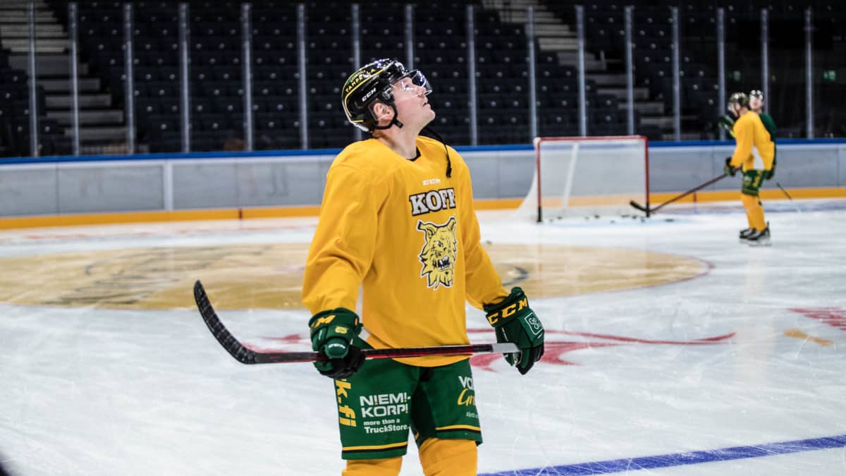 Petri Kontiola katsoo Tampereen areenan kattoa kohti.
