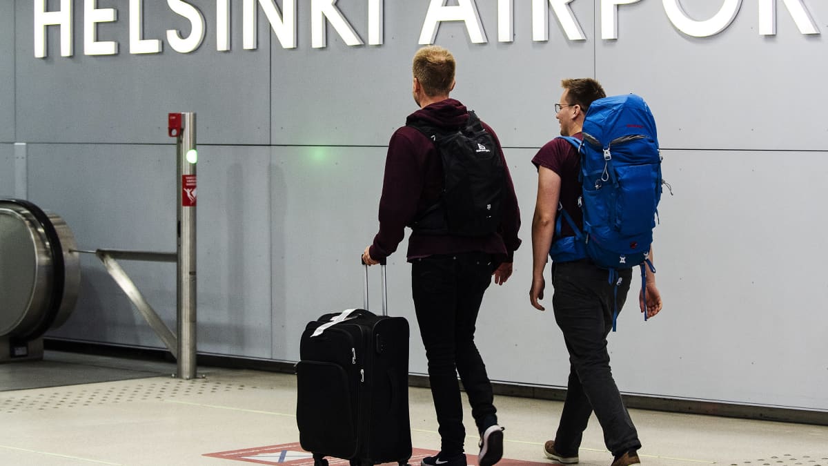 Kuvassa on matkustajia Helsinki-Vantaan lentoasemalla heinäkuussa 2020.