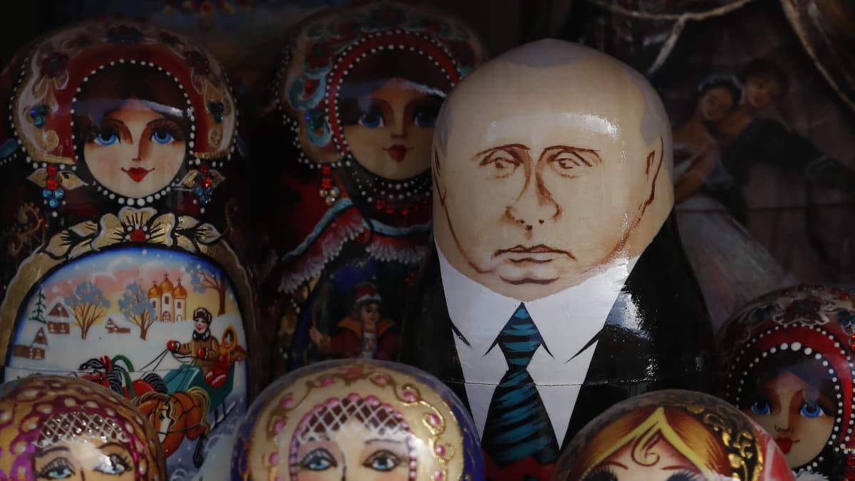 Maatuskanukkeja joista yksi on maalattu Putinin näköiseksi.