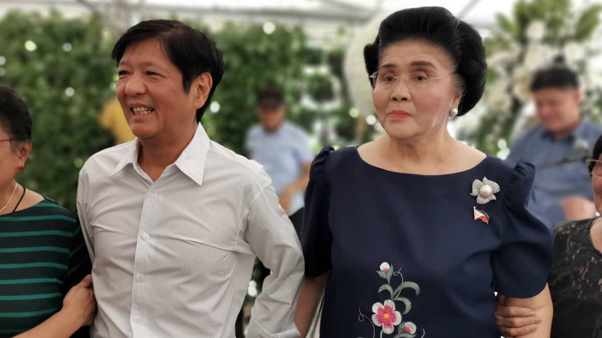 Bongbong ja Imelda Marcos rinnakkain.