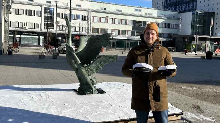 LUT-yliopiston ylioppilaskunnan hallituksen puheenjohtaja Anselmi Auramo Kurki-patsaan vieressä Lappeenrannassa.