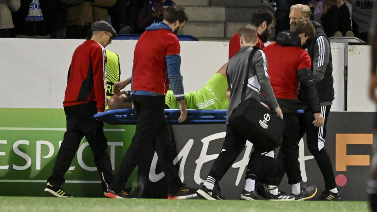 Niki Mäenpää PAOK-ottelussa.